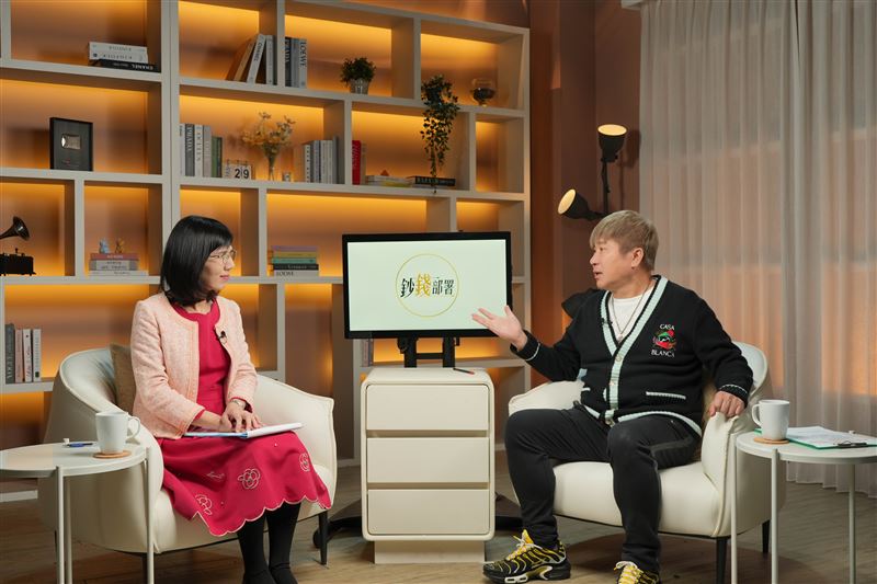 盧燕俐（左）與胡瓜討論股票投資分析。（圖／華視提供）