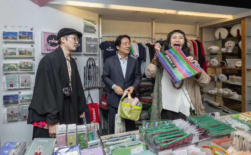 總統賴清德（中）邀日本大胃王Angela佐藤（右）與YouTuber Iku（左）開箱總統府，並親自導覽總統府紀念品中心，挑選多樣具台灣特色的紀念品送給他們。（圖／中央社）