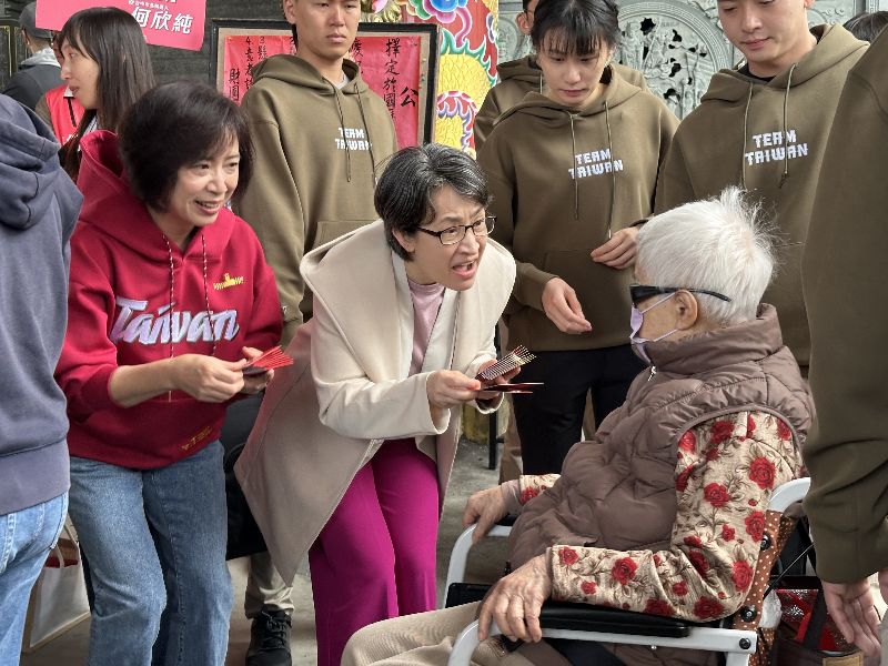 副總統蕭美琴（右2）大年初一，南下台中市霧峰區南天宮發放馬年福袋，遇到行動不便長者，蕭副總統彎腰發送