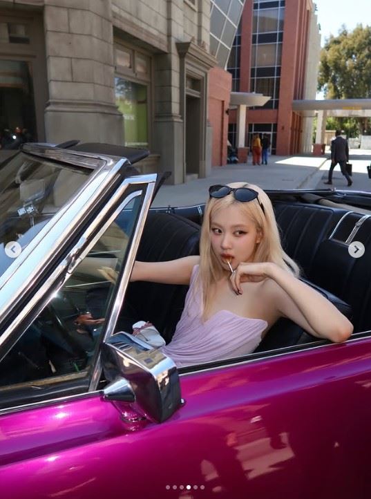 Ros&eacute;坐上粉紅敞篷車，氣場十足。（圖／翻攝自IG @roses_are_rosie）