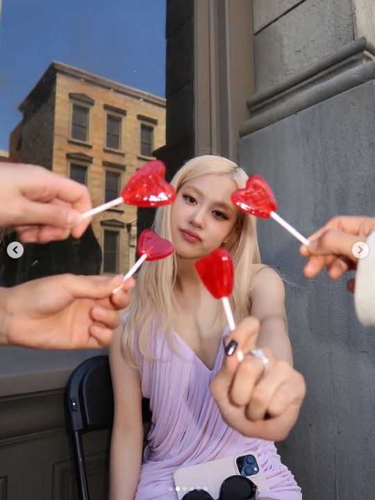 Ros&eacute;身穿深V洋裝巧妙展現小性感。（圖／翻攝自IG @roses_are_rosie）