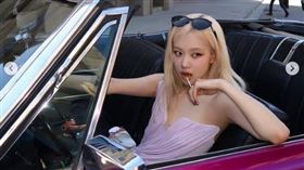 Rosé坐上粉紅敞篷車，氣場十足。（圖／翻攝自IG @roses_are_rosie）