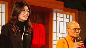 法鼓山16日晚間舉辦「除夕撞鐘‧為世界祈福」活動，國民黨主席鄭麗文到場參與。（圖／翻攝自國民黨臉書）