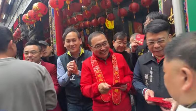 立委葉元之在板橋接雲寺同框新北市長侯友宜，對於李四川年初一到板橋廟宇參拜，侯友宜說夠大家一起恭賀新禧、一起拜年、一起祝福。（圖／翻攝YT葉元之&middot;原汁原味）