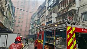 新北市三重區仁愛街一處公寓今天發生火警竄出濃煙（圖／翻攝畫面）。