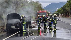 北市洲美快速道路大度路入口發生火燒車事故。（圖／翻攝畫面）