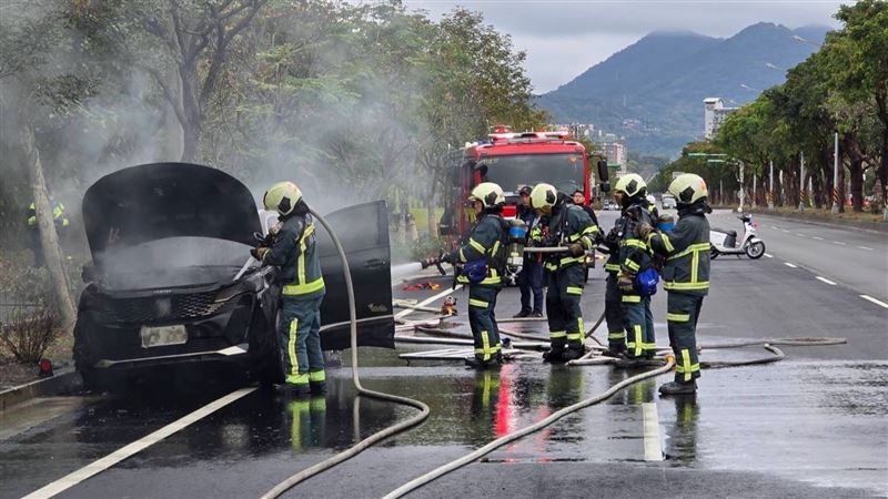 北市洲美快速道路大度路入口發生火燒車事故。（圖／翻攝畫面）