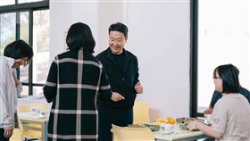 陳世凱與官田遊客中心同仁用餐享受年節氣氛。（圖／交通部提供）