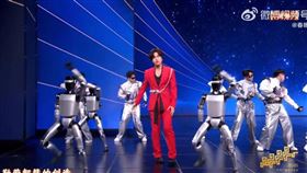 言承旭登上春晚舞台。（圖／翻攝自微博）