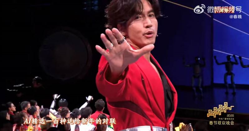 言承旭登上春晚舞台。（圖／翻攝自微博）