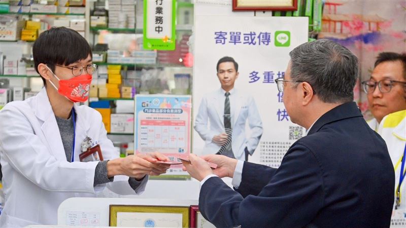 關心春節醫療院所量能 卓揆訪視社區藥局
