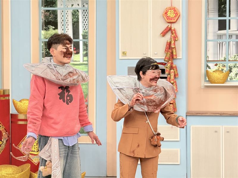 布蘭妮（右）活在自己節奏，根本沒對上拍也唸得「2266」。（圖／民視提供）