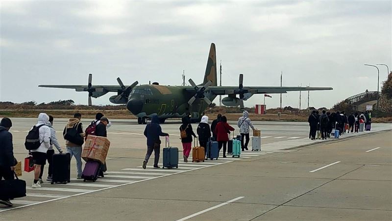 馬祖海空天氣接連受阻 加開班機軍機疏運