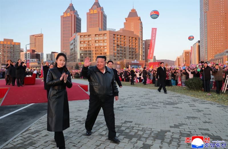 近期金正恩不只頻頻攜女兒金主愛出席重要場合，女兒更與他並肩而走。（圖／翻攝自朝中社）