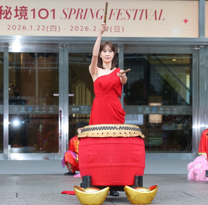 台北101「一馬當先 賈董打鼓賀新春」活動,17日在台北101購物中心信義廣場舉行,由台北101董事長賈永婕(前中)親自登場擊鼓。(圖/中央社)