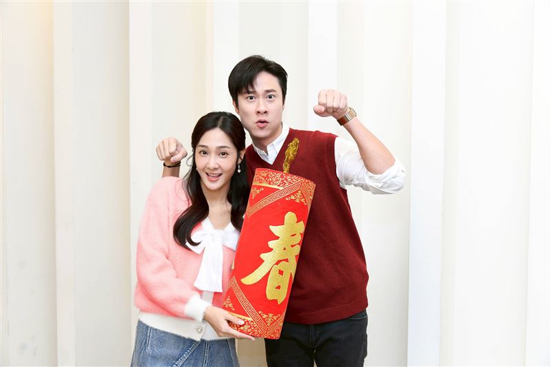 邱子芯、劉書宏暢聊過年話題。（圖／三立提供）