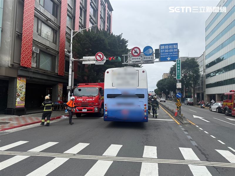 北市楊姓司機駕駛遊覽車行經中山北路三段右轉民族東路時逆向撞上公車。（圖／翻攝畫面）