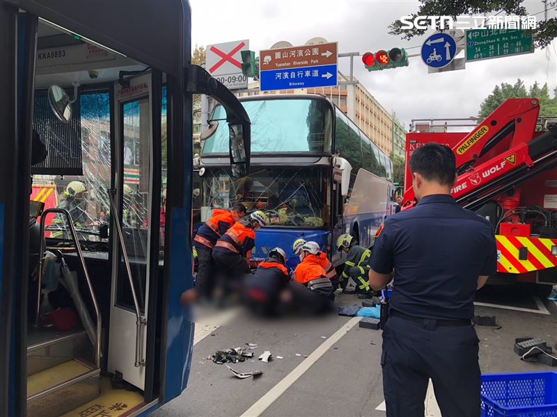北市楊姓司機駕駛遊覽車行經中山北路三段右轉民族東路時逆向撞上公車。（圖／翻攝畫面）