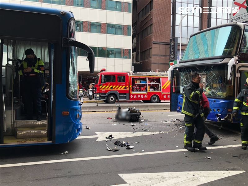 北市楊姓司機駕駛遊覽車行經中山北路三段右轉民族東路時逆向撞上公車。（圖／翻攝畫面）