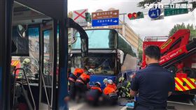 北市楊姓司機駕駛遊覽車行經中山北路三段右轉民族東路時逆向撞上公車。（圖／翻攝畫面）
