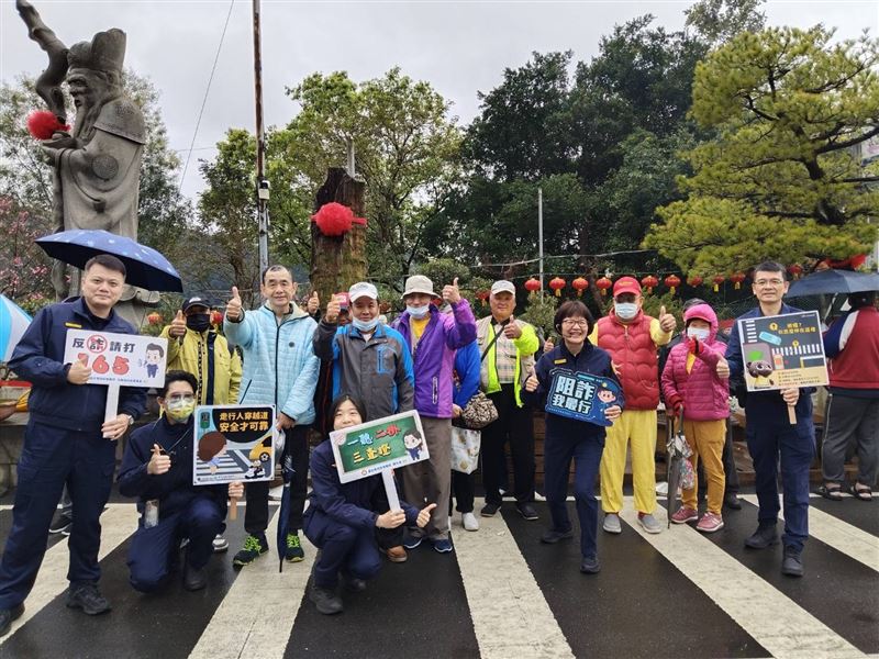 信義警攜手慈惠堂、奉天宮宣導停車分流、交安、防詐。（圖／信義分局提供）