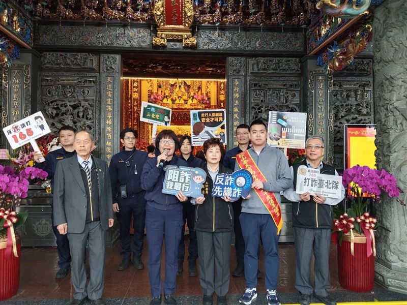 信義警攜手慈惠堂、奉天宮宣導停車分流、交安、防詐。（圖／信義分局提供）