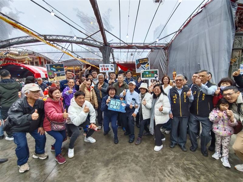 信義警攜手慈惠堂、奉天宮宣導停車分流、交安、防詐。（圖／信義分局提供）