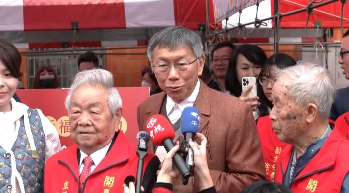 年初一，柯文哲上午到新竹市開台金山寺參拜並發放小紅包時接受媒體聯訪。（圖／翻攝畫面）