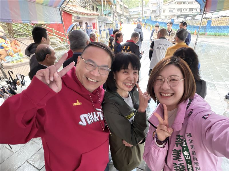 民進黨新北市長候選人蘇巧慧、立法委員王義川，以及新北市議員（汐止、金山、萬里區）參選人蔡美華，全程陪同賴清德萬里參香。（圖／蔡美華提供）