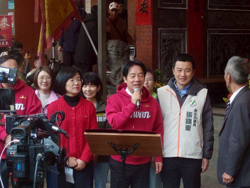 賴清德萬里參香，王義川與新北市議員參選人蔡美華陪同。（圖／蔡美華提供）