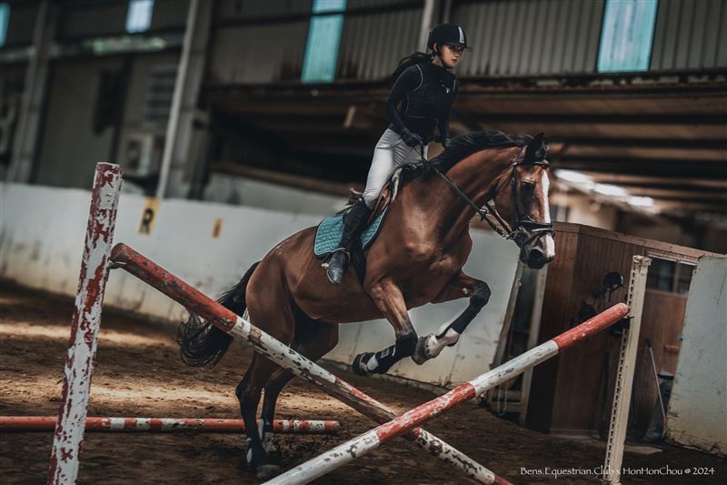 徐千京留下馬術紀念合影。（圖／民視提供）