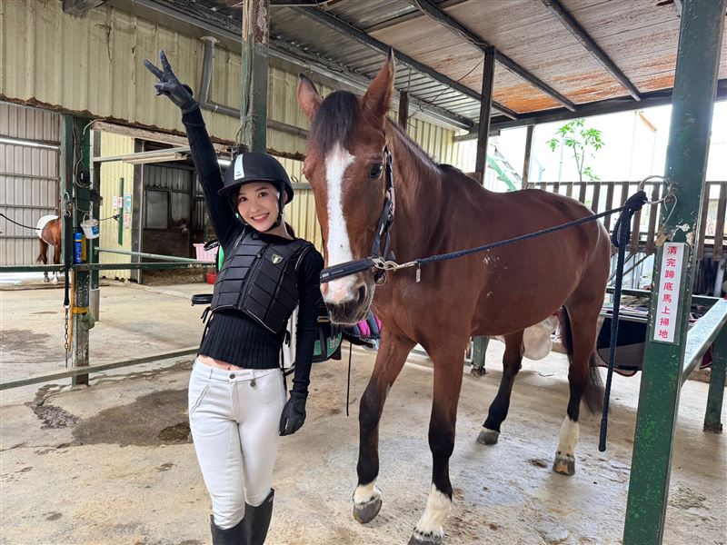 徐千京與愛馬 Lagardia （咖啡色的馬）默契滿分。（圖／民視提供）