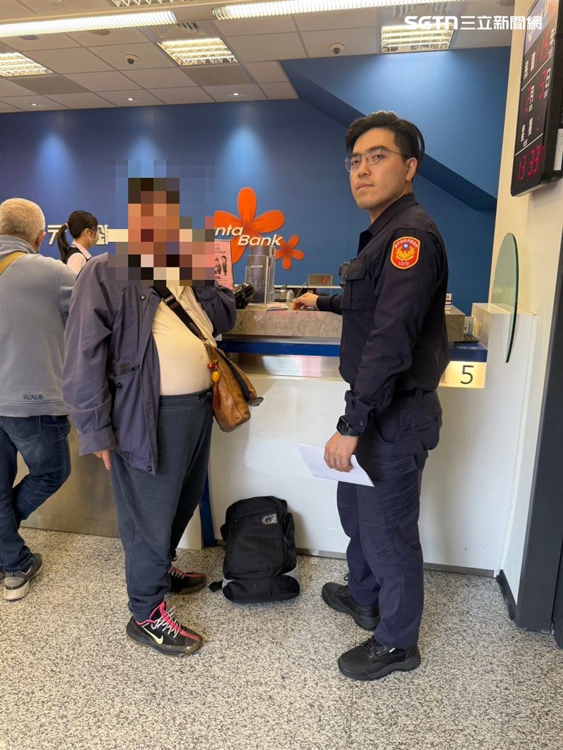 台中男臨櫃提領200萬現金，員警到場關心後得知，原來這筆鉅款是要拿來包紅包。（圖／翻攝畫面）