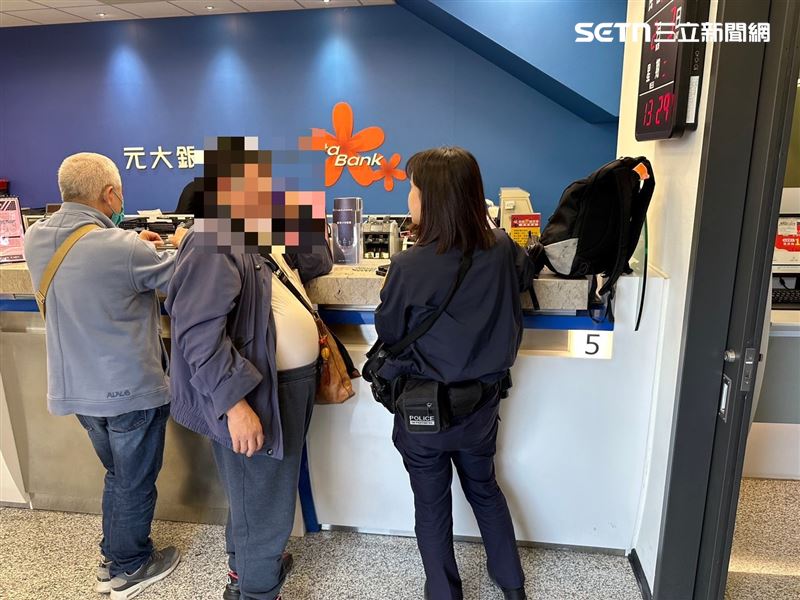 台中男臨櫃提領200萬現金，員警到場關心後得知，原來這筆鉅款是要拿來包紅包。（圖／翻攝畫面）