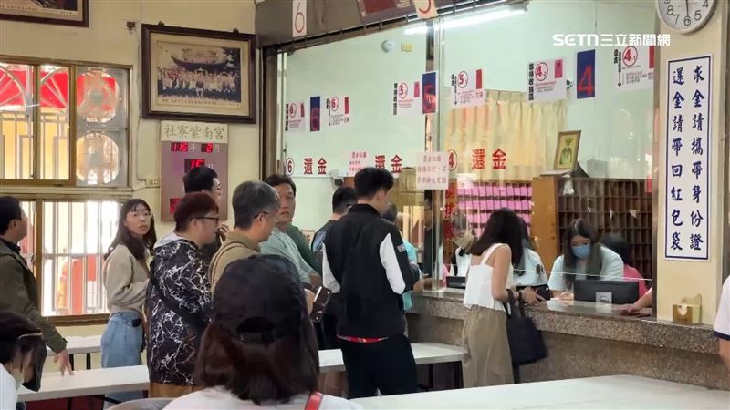竹山紫南宮的借金還金櫃台滿滿人潮