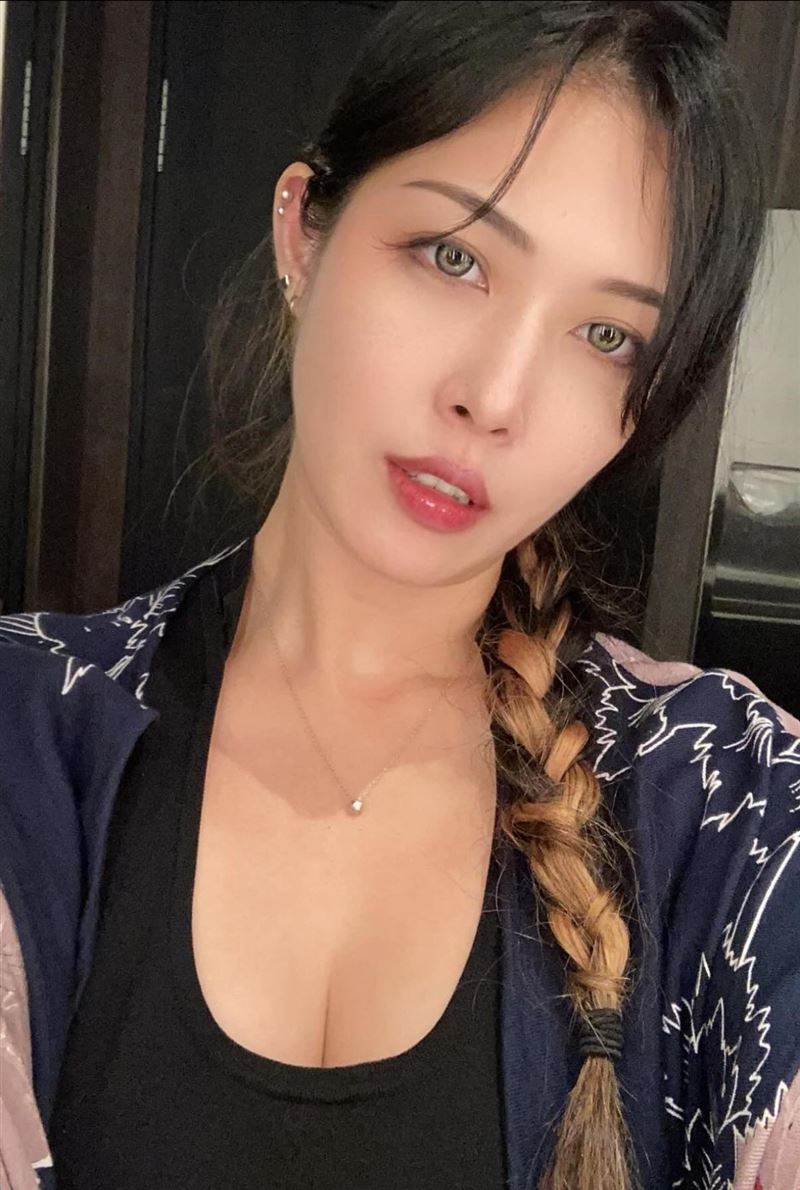 16日老闆娘脫下口罩，露出「真面目」自拍。（圖／翻攝自幸福麻糬春と秋）