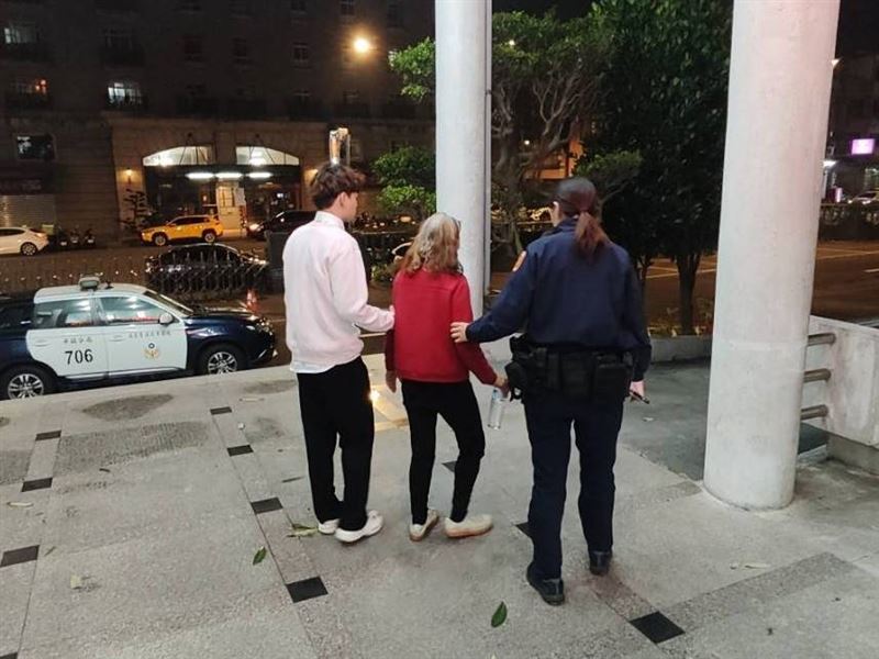 桃園78歲失智婦人思念過失的丈夫，走了8公里尋尪。（圖／翻攝畫面）