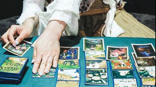 節目拿「殉職消防員照」當考題　家屬怒了