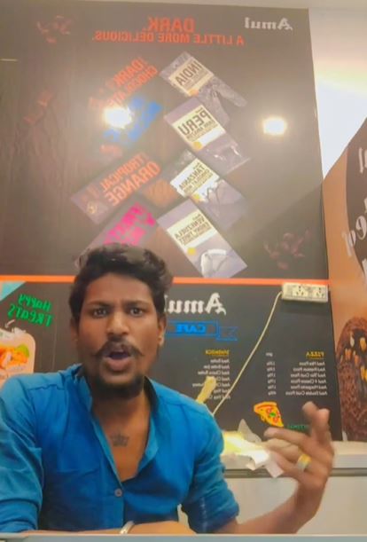 印度一位男子考不上公務員，為了「有尊嚴的生活」轉念創業開茶攤。（圖／翻攝自IG@sdm_chai_wala）