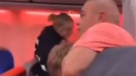 一名男子遭鎖喉。（圖／翻攝自X平台）