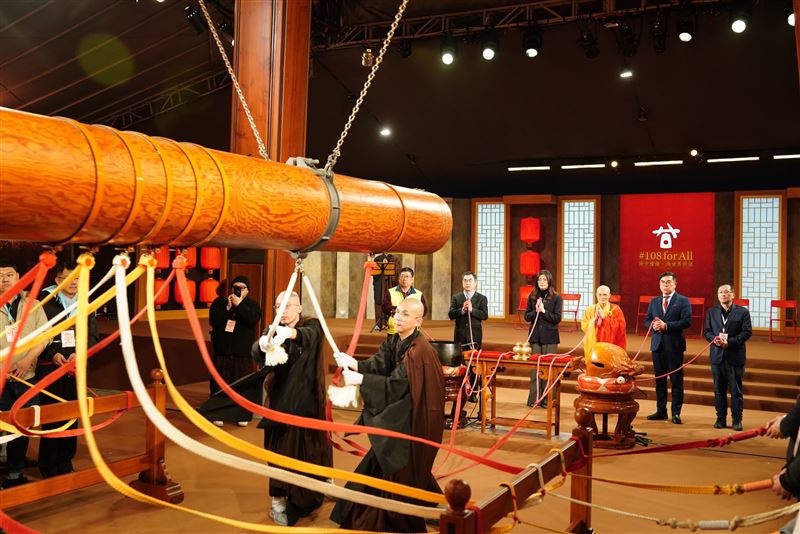 新北市金山法鼓山16日晚間舉辦「除夕撞鐘‧為世界祈福」活動，國民黨主席鄭麗文也參與活動。（圖／翻攝自法鼓山臉書粉專）