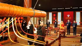 新北市金山法鼓山16日晚間舉辦「除夕撞鐘‧為世界祈福」活動，國民黨主席鄭麗文也參與活動。（圖／翻攝自法鼓山臉書粉專）