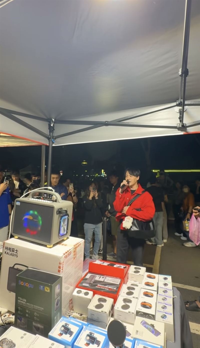 黃文星逛街順便唱歌。(圖/翻攝自黃文星IG)