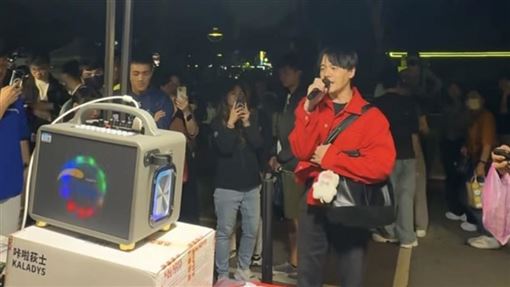 屏東潮州年街驚見八點檔男神藏身攤販唱歌