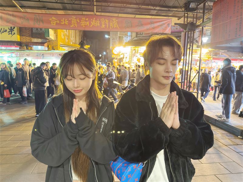 古曜威攜金娜妍兩人單身一同去霞海城隍廟拜月老！（圖／單純夢想文創事業提供）