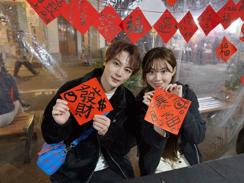 古曜威與金娜妍一同到年貨大街迪化街寫春聯！（圖／單純夢想文創事業提供）