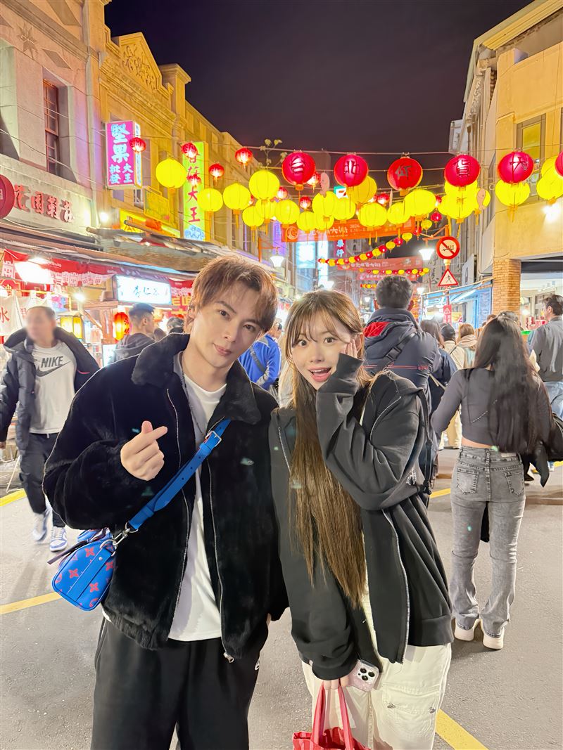 「古曜威」擔任地陪小哥哥攜「金娜妍」體驗年貨大街美食！（圖／單純夢想文創事業提供）