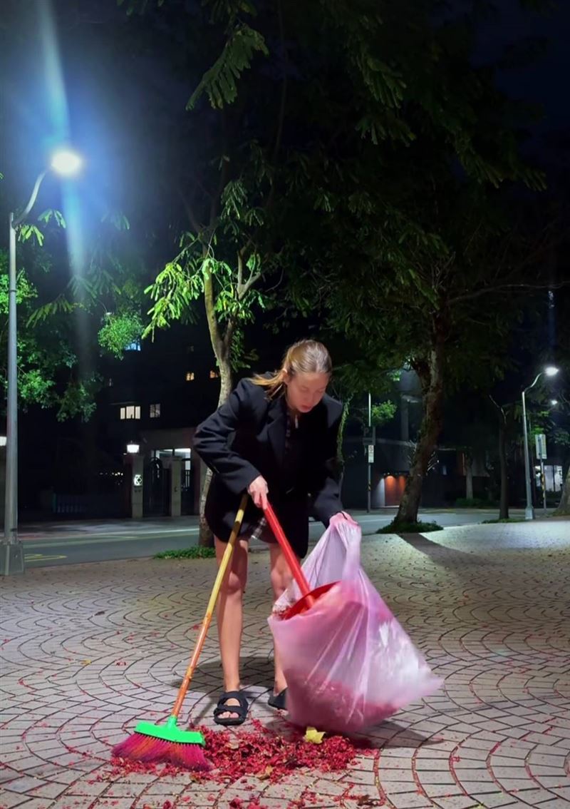 安妮獨自清理鞭炮屑。（圖／翻攝自IG）