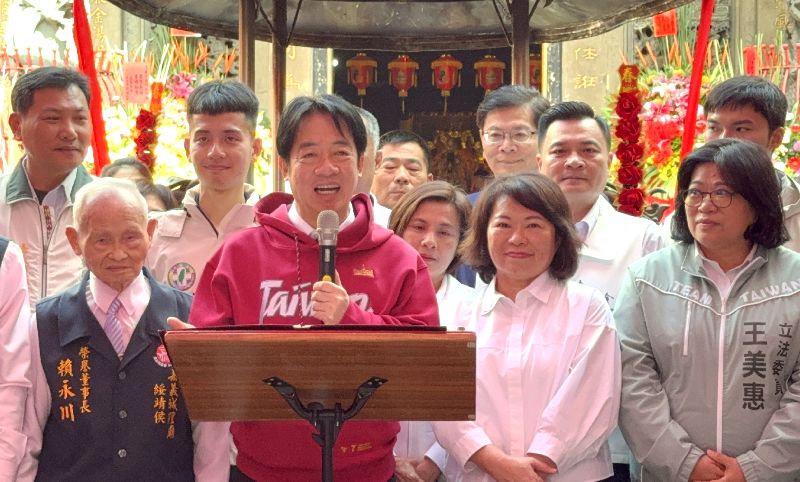 總統賴清德（前左2）17日大年初一赴嘉義市城隍廟參拜，致詞時提到2025年在大家打拚下，台灣經濟成長率達逾8%，政府2026年會繼續提升國防力量、擴大推動經濟建設和照顧人民。前右2為嘉義市長黃敏惠