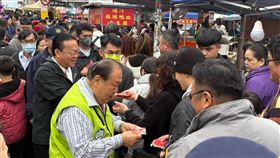 澎湖縣長陳光復17日大年初一前往城隍廟春節一條街、文化局演藝廳等地發送紅包，下午卻傳出重摔昏迷。（圖／翻攝自陳光復Chen Kuang-fu臉書）